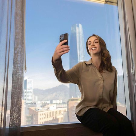 Pullman Santiago El Bosque Hotel Bagian luar foto A woman taking a selfie