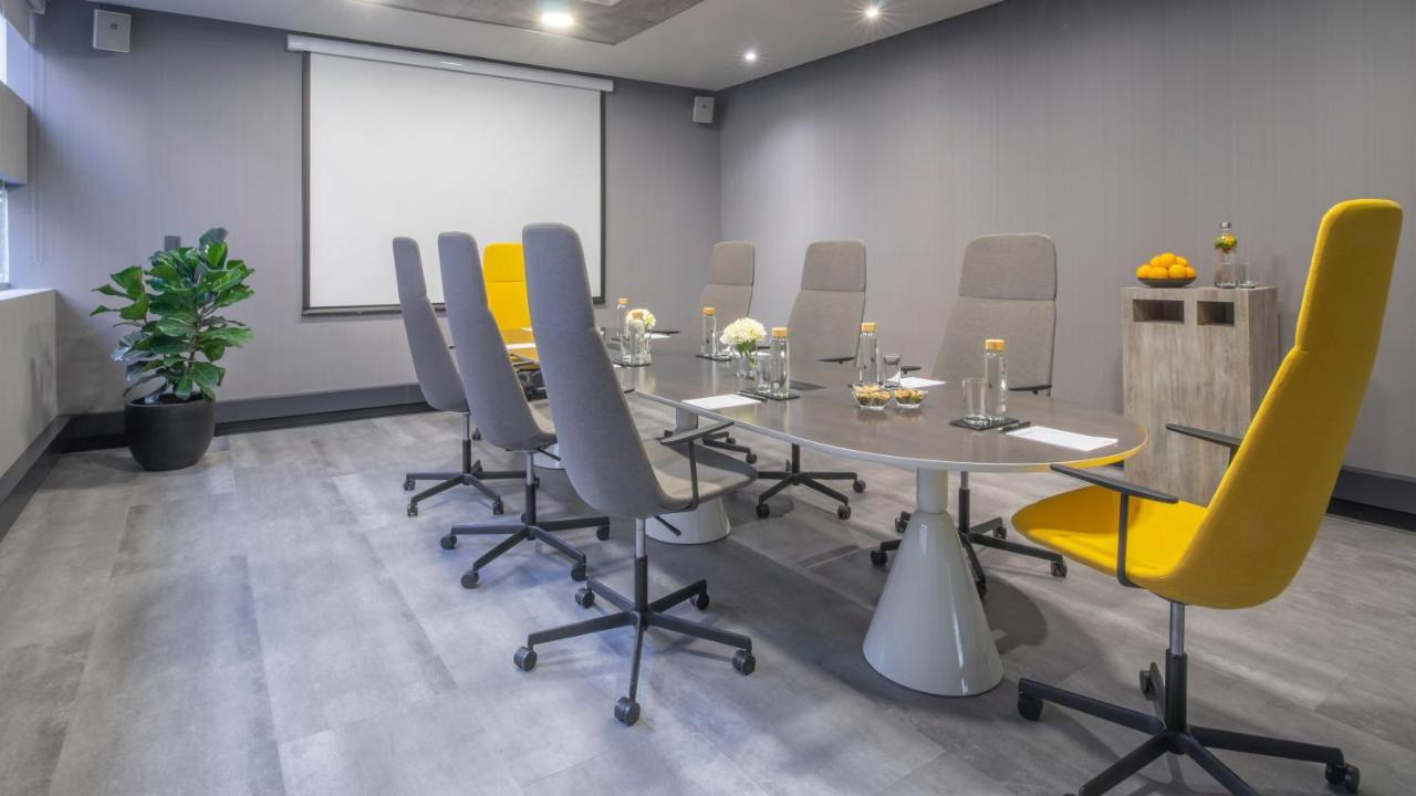 Pullman Santiago El Bosque Hotel Bagian luar foto Meeting room at the hotel