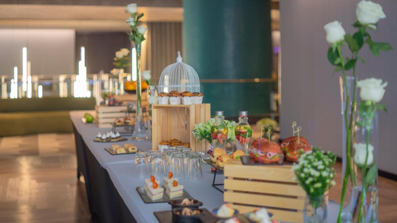 Pullman Santiago El Bosque Hotel Bagian luar foto A buffet at a hotel