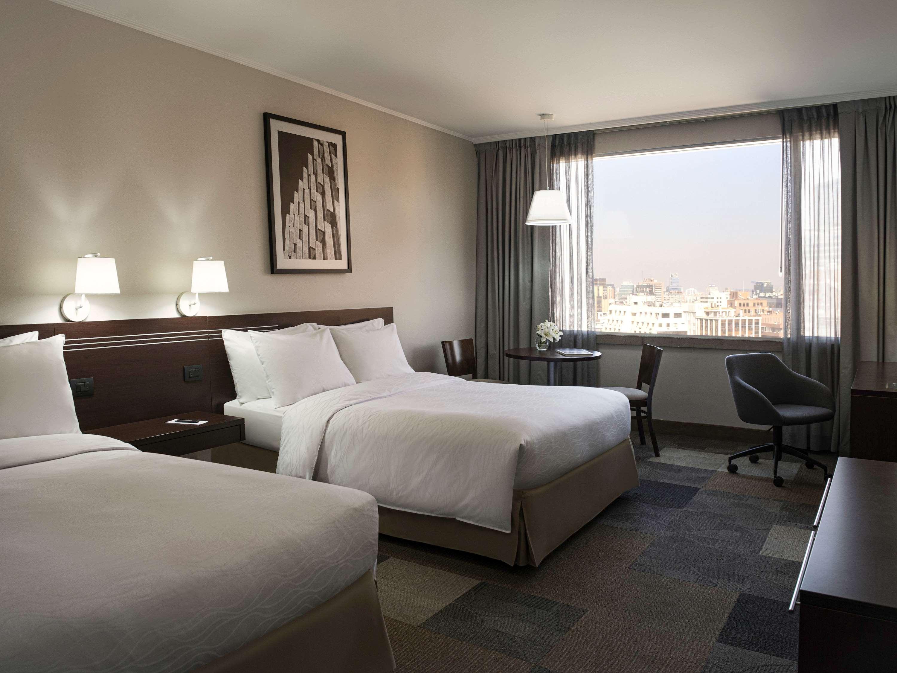 Pullman Santiago El Bosque Hotel Bagian luar foto A guest room at the Hilton San Francisco