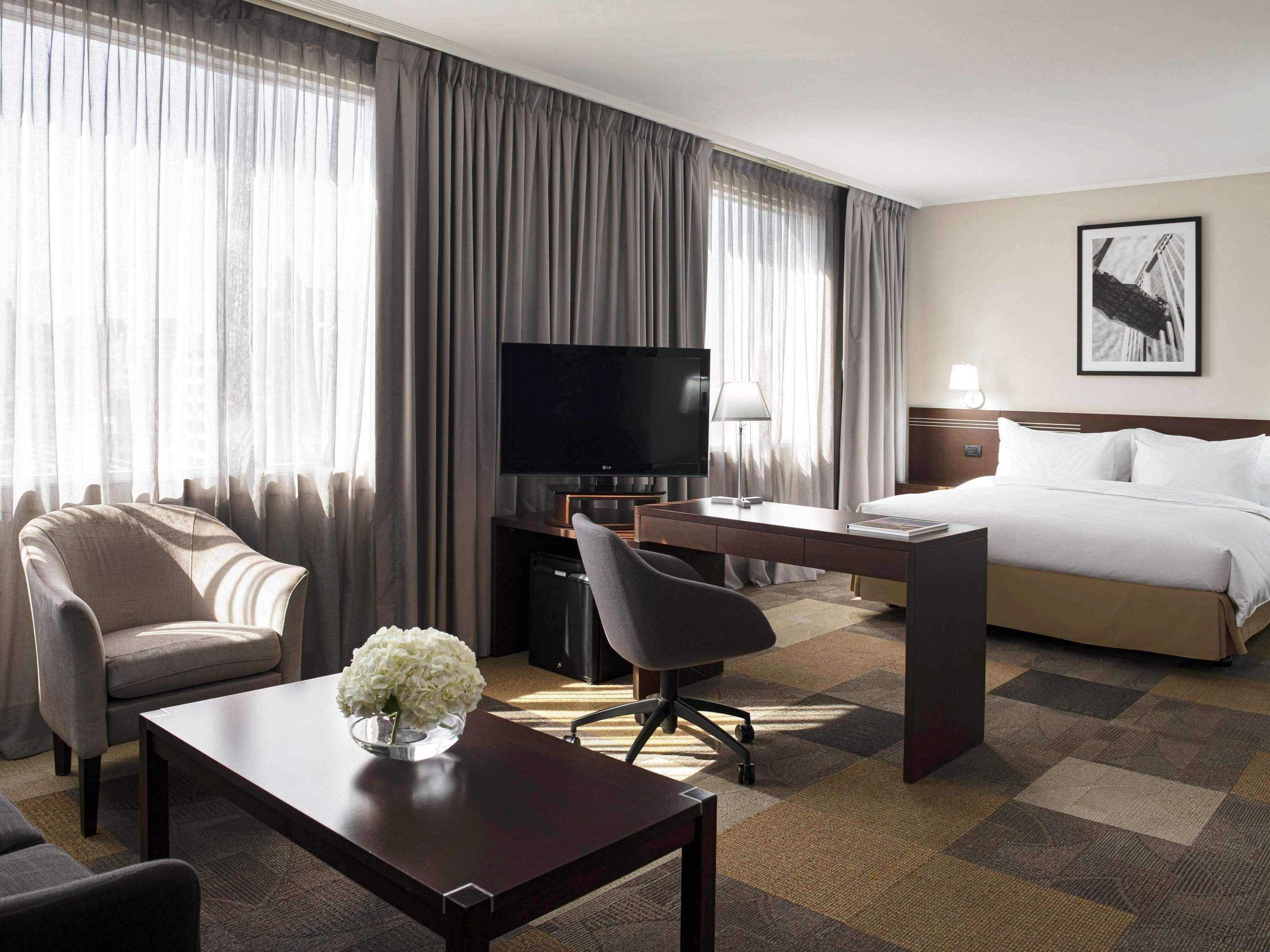 Pullman Santiago El Bosque Hotel Bagian luar foto A typical hotel room
