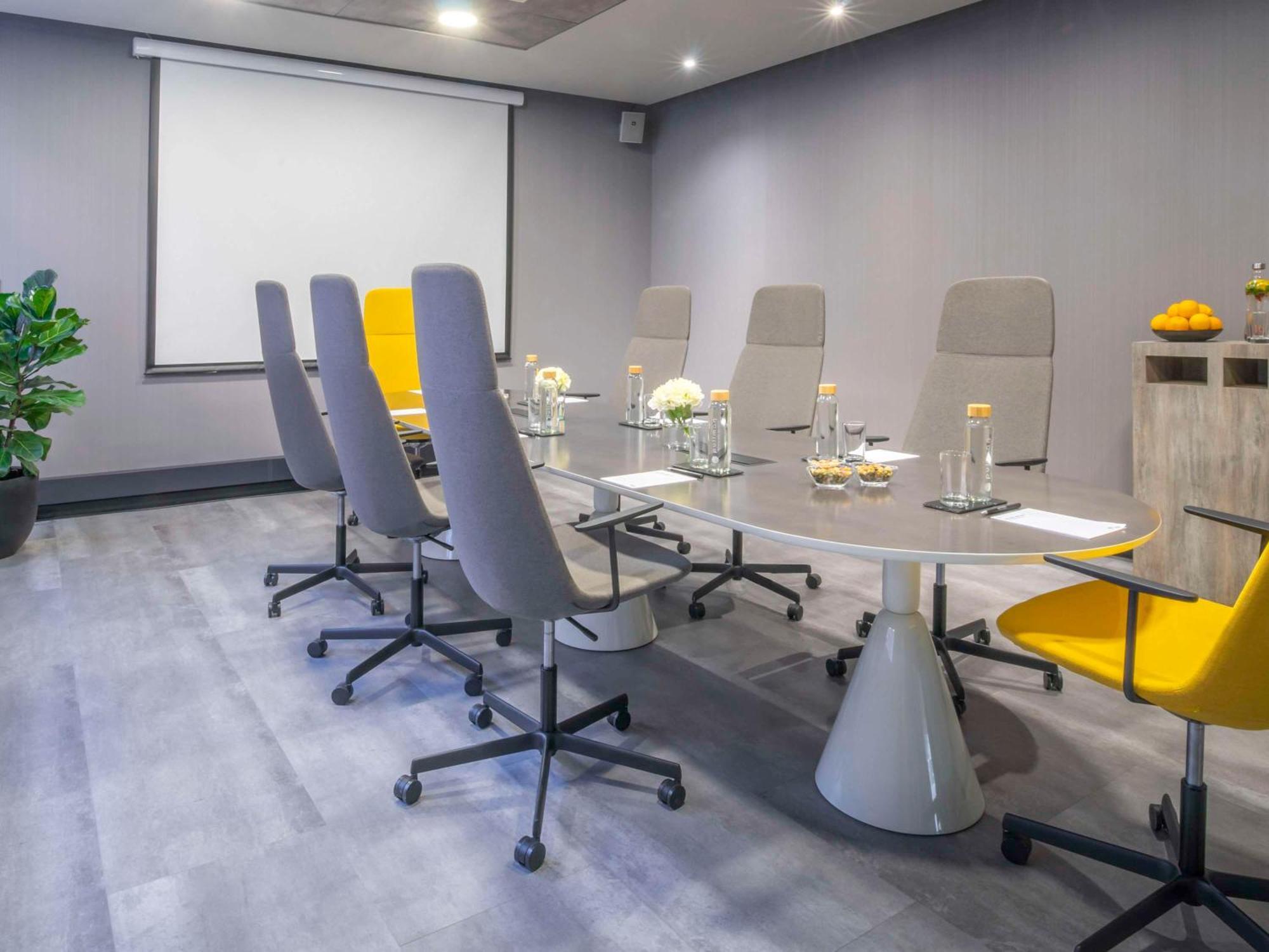 Pullman Santiago El Bosque Hotel Bagian luar foto Meeting room at the University of Law, Birmingham
