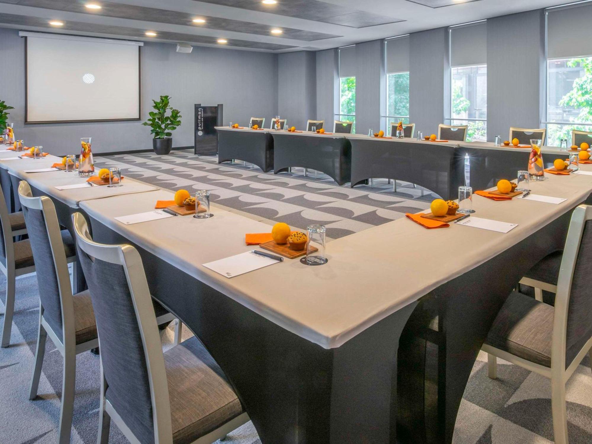 Pullman Santiago El Bosque Hotel Bagian luar foto Meeting room