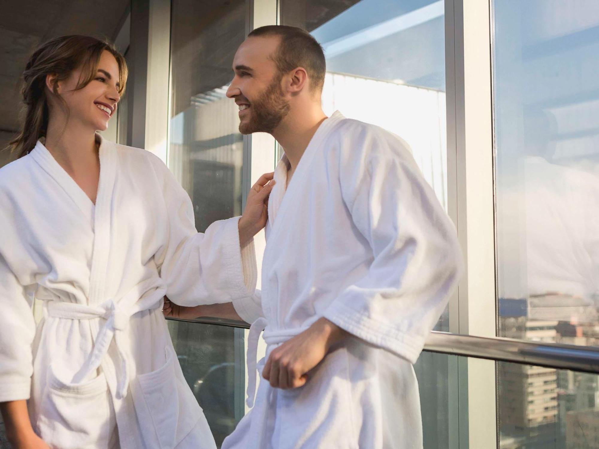 Pullman Santiago El Bosque Hotel Bagian luar foto A couple wearing bathrobes