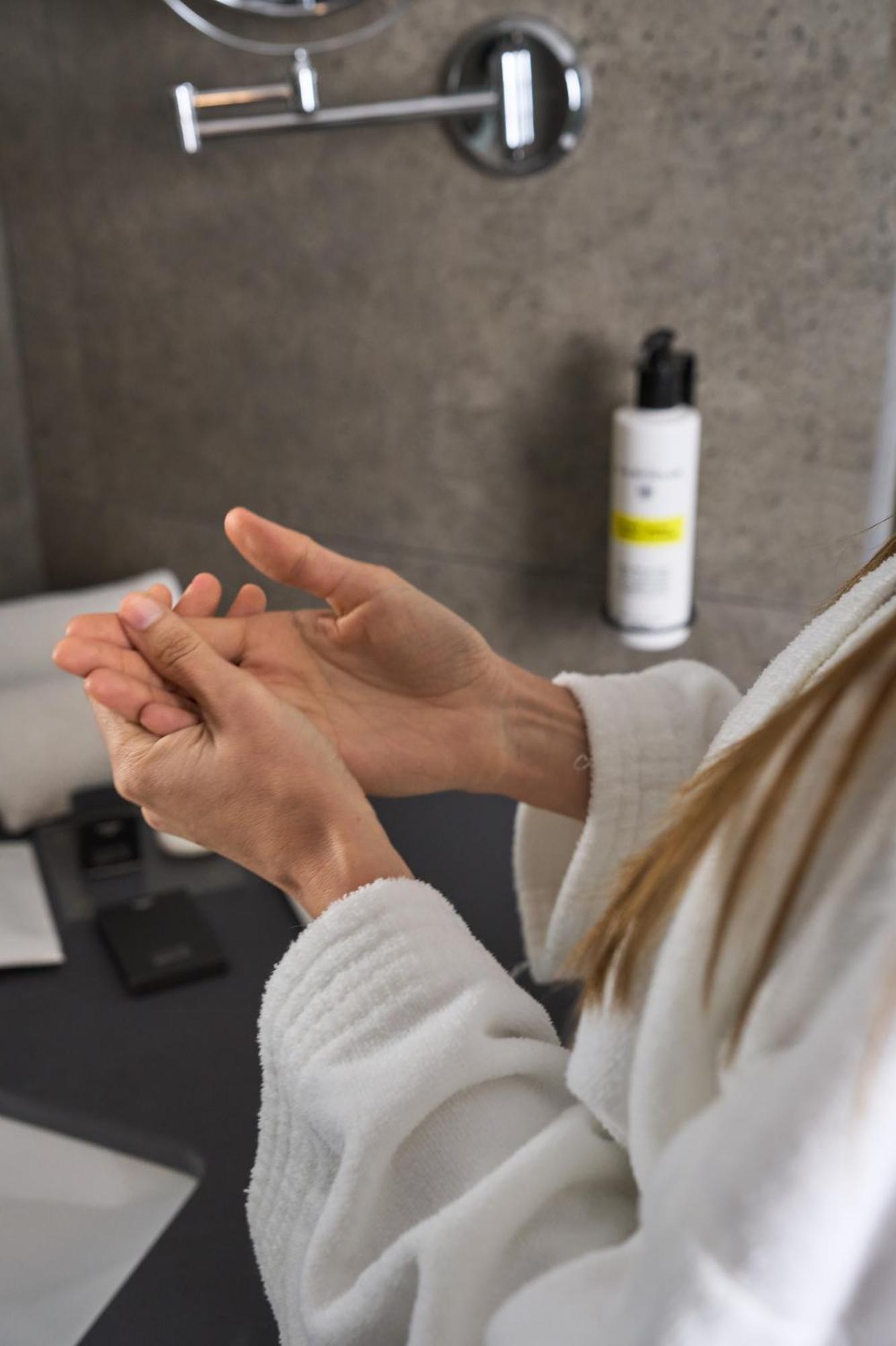 Pullman Santiago El Bosque Hotel Bagian luar foto Hand washing