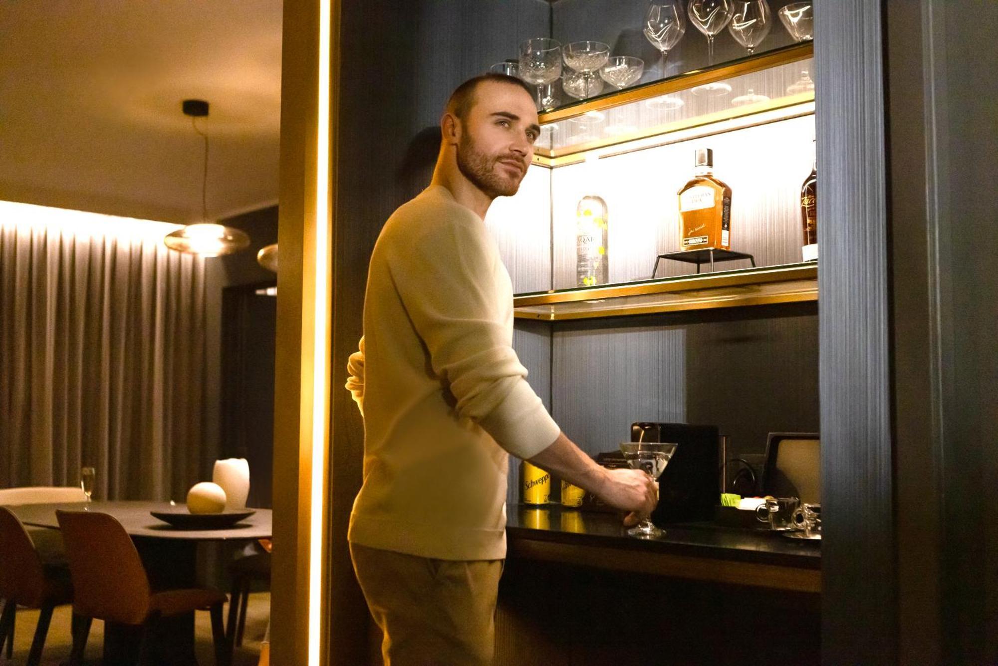 Pullman Santiago El Bosque Hotel Bagian luar foto A bartender at work