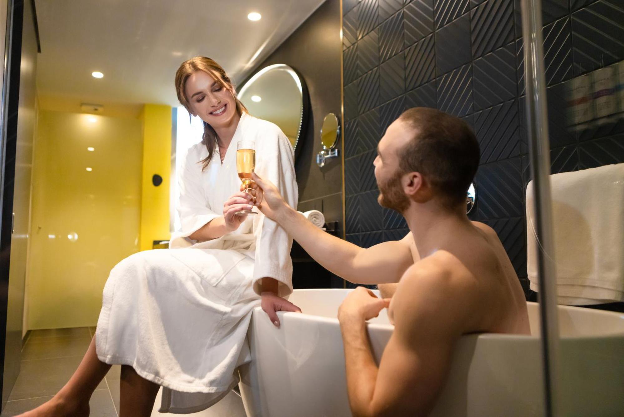 Pullman Santiago El Bosque Hotel Bagian luar foto A couple in a bathroom