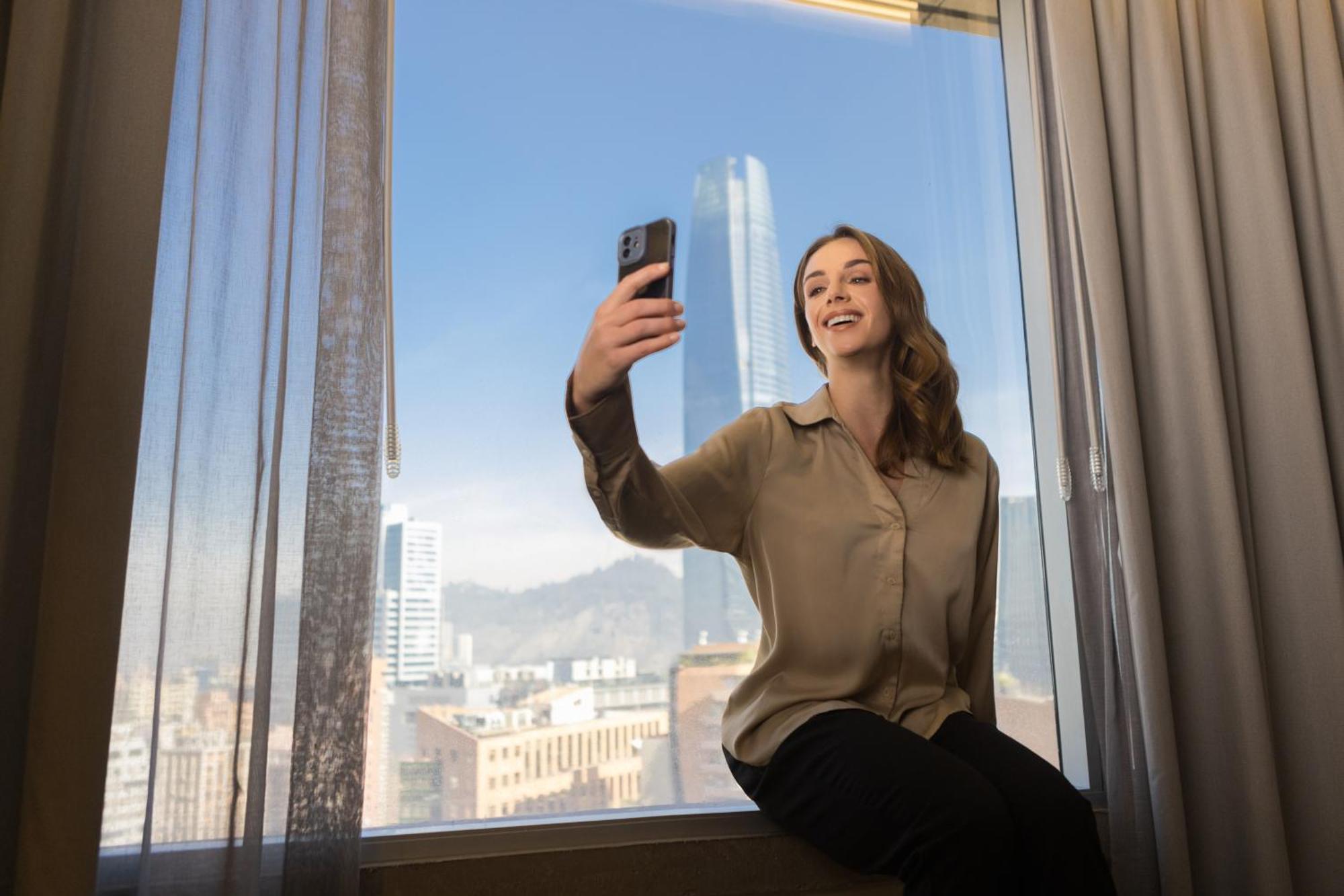 Pullman Santiago El Bosque Hotel Bagian luar foto A woman taking a selfie