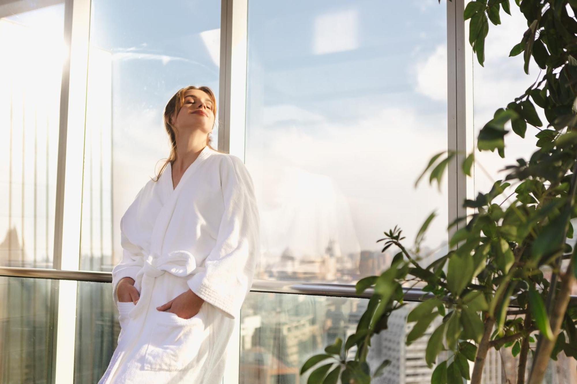 Pullman Santiago El Bosque Hotel Bagian luar foto A woman wearing a bathrobe