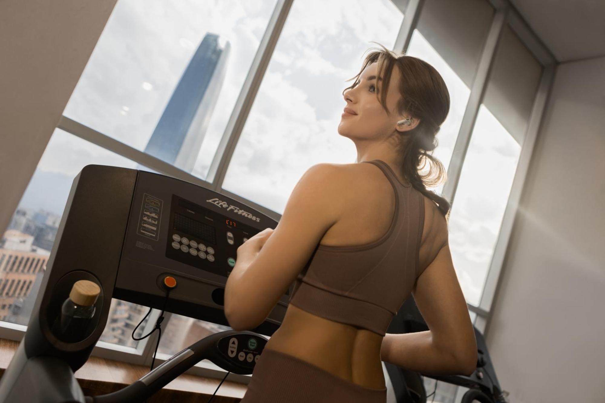 Pullman Santiago El Bosque Hotel Bagian luar foto A woman exercising on a treadmill