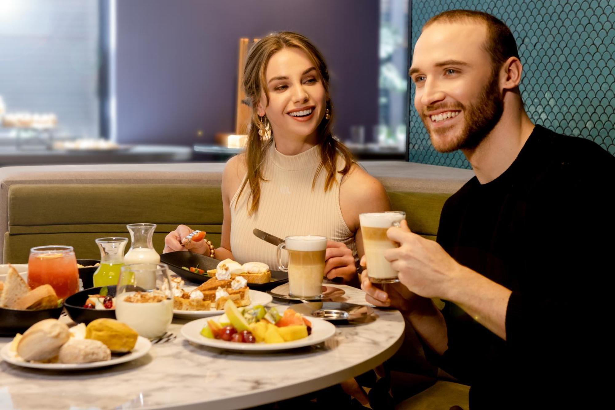 Pullman Santiago El Bosque Hotel Bagian luar foto A couple at a restaurant