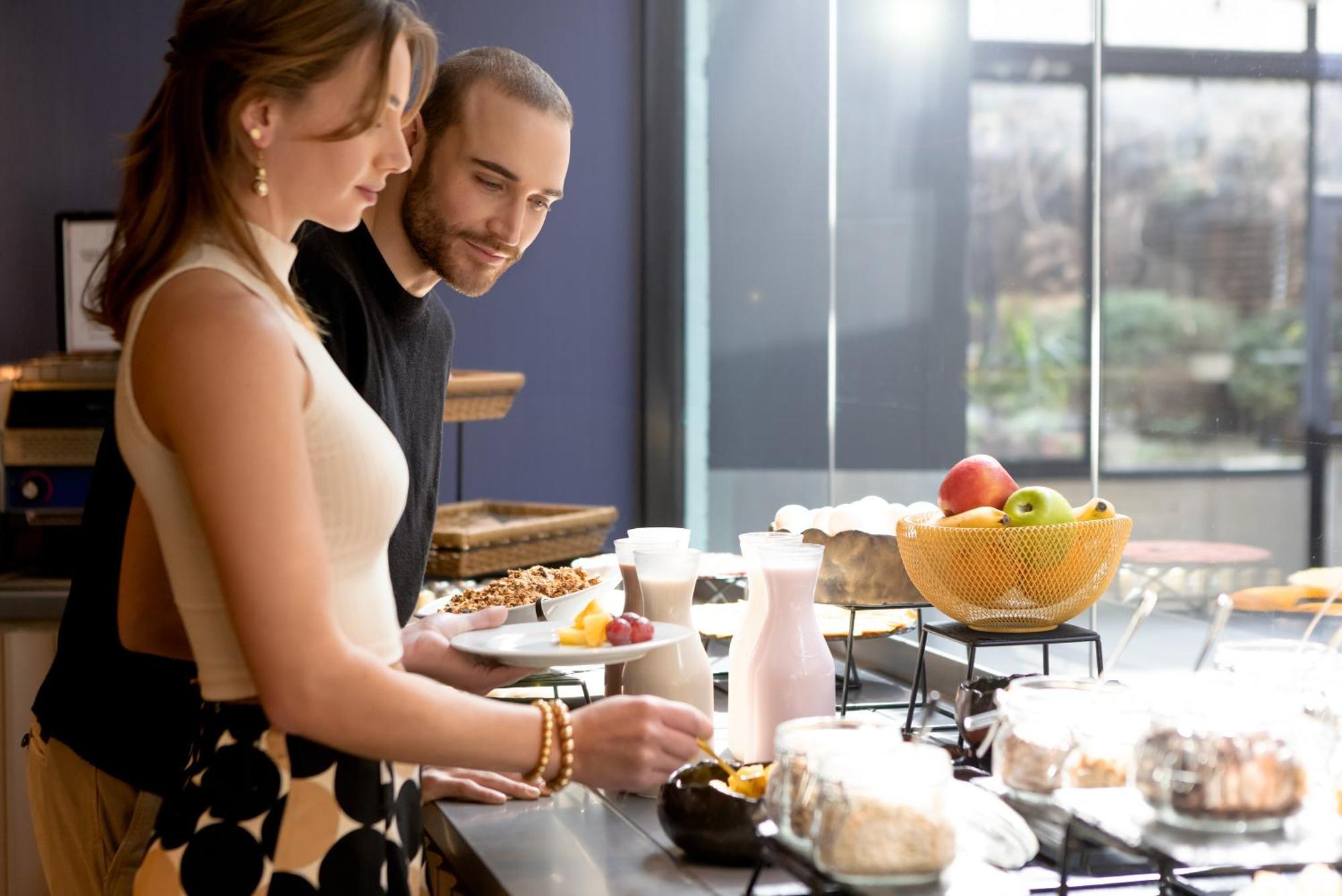 Pullman Santiago El Bosque Hotel Bagian luar foto A couple cooking together