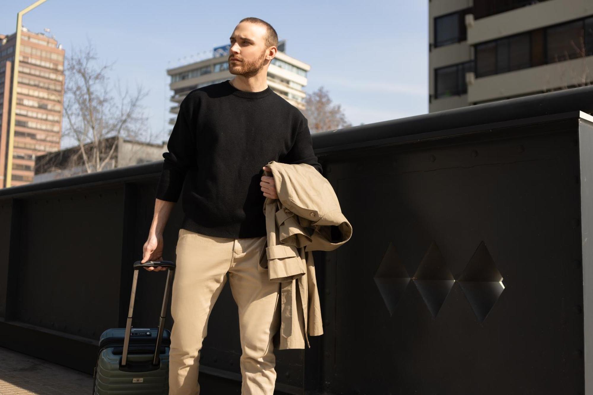 Pullman Santiago El Bosque Hotel Bagian luar foto A man wearing a crew neck sweater