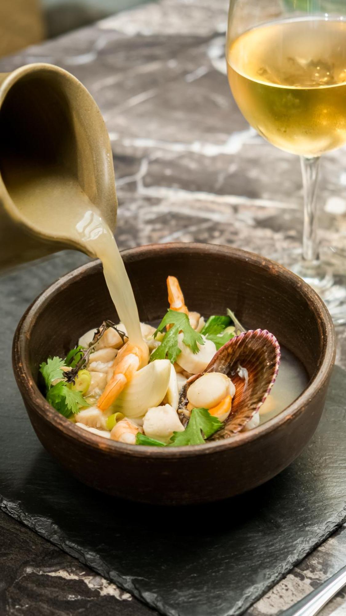 Pullman Santiago El Bosque Hotel Bagian luar foto Bouillon being poured into a bowl of seafood