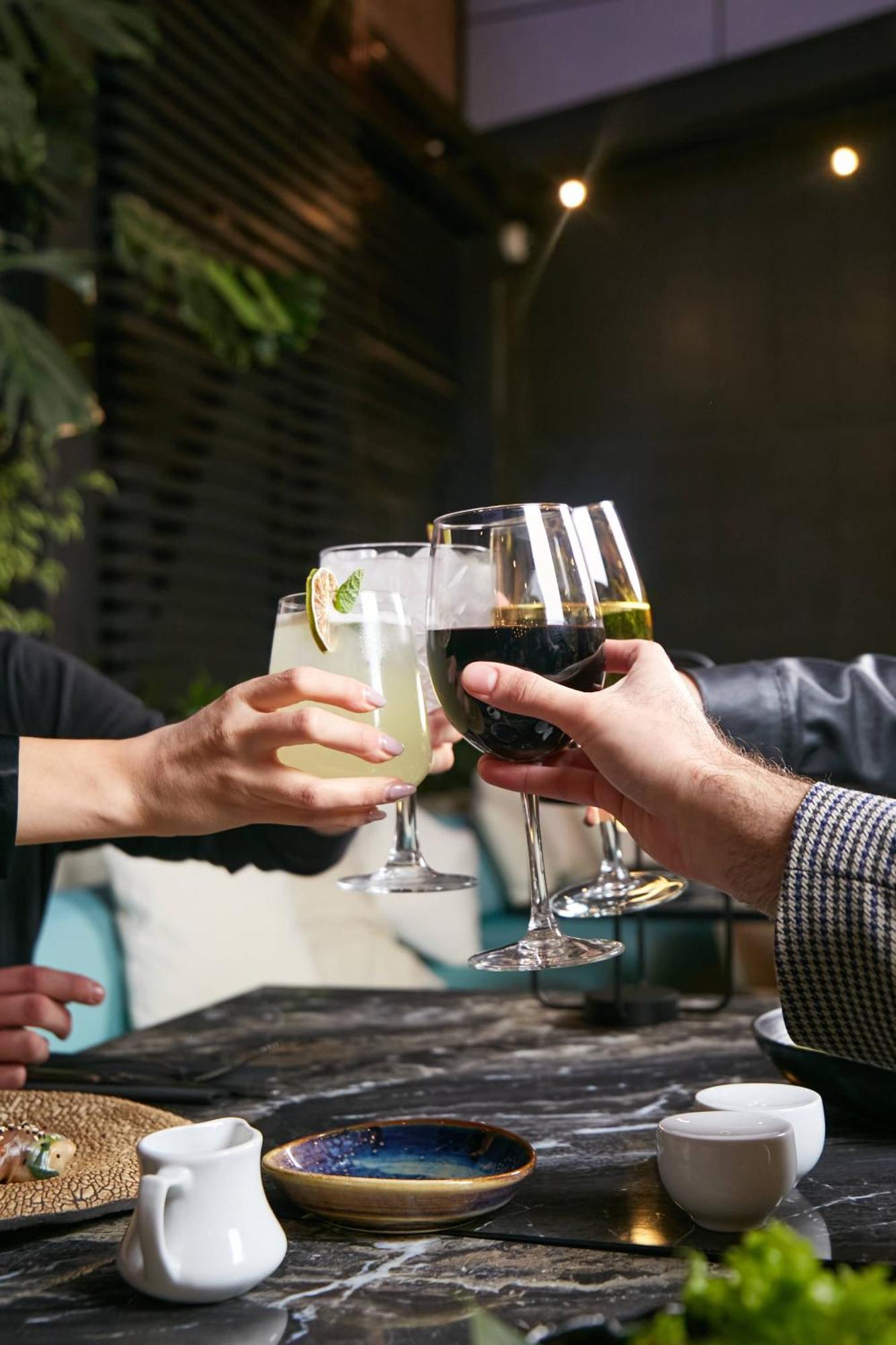 Pullman Santiago El Bosque Hotel Bagian luar foto A toast with wine and cocktails