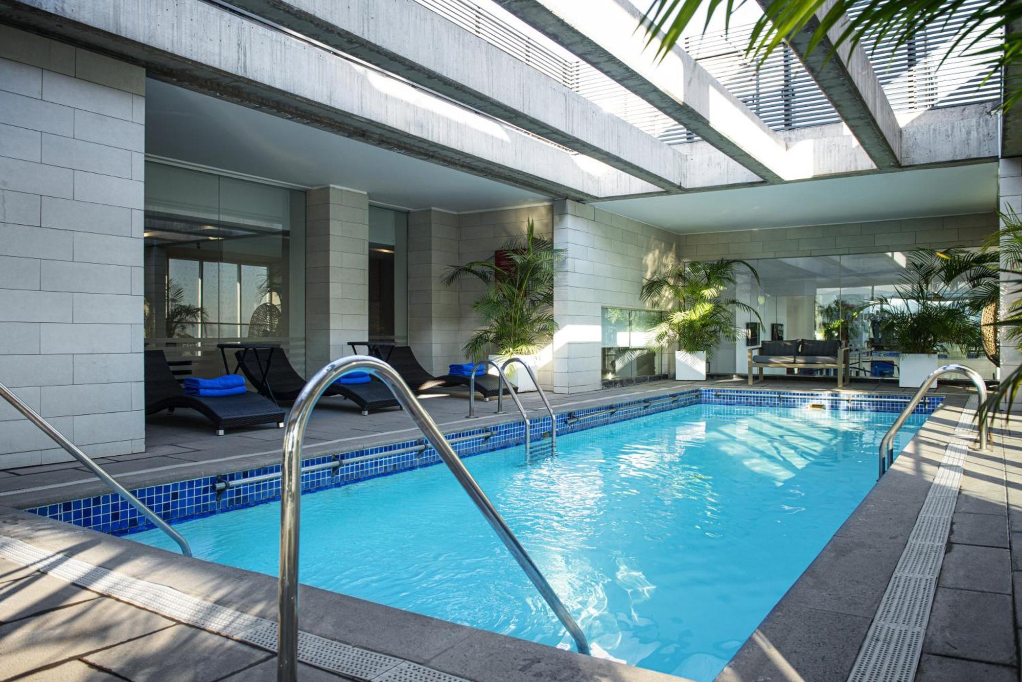 Pullman Santiago El Bosque Hotel Bagian luar foto The pool at the hotel